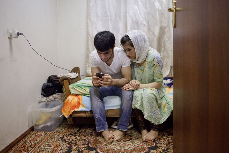 Фото узбеки спят. Умарали Назаров. Семья таджиков. Женщина в таджикской семье. Таджики в квартире.